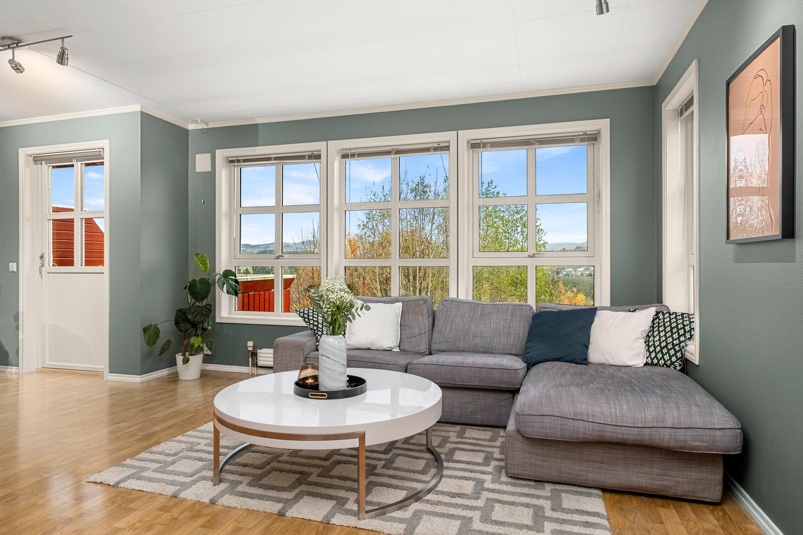 Fra stuen har man utgang til boligens flotte balkong/altan Galleribilde