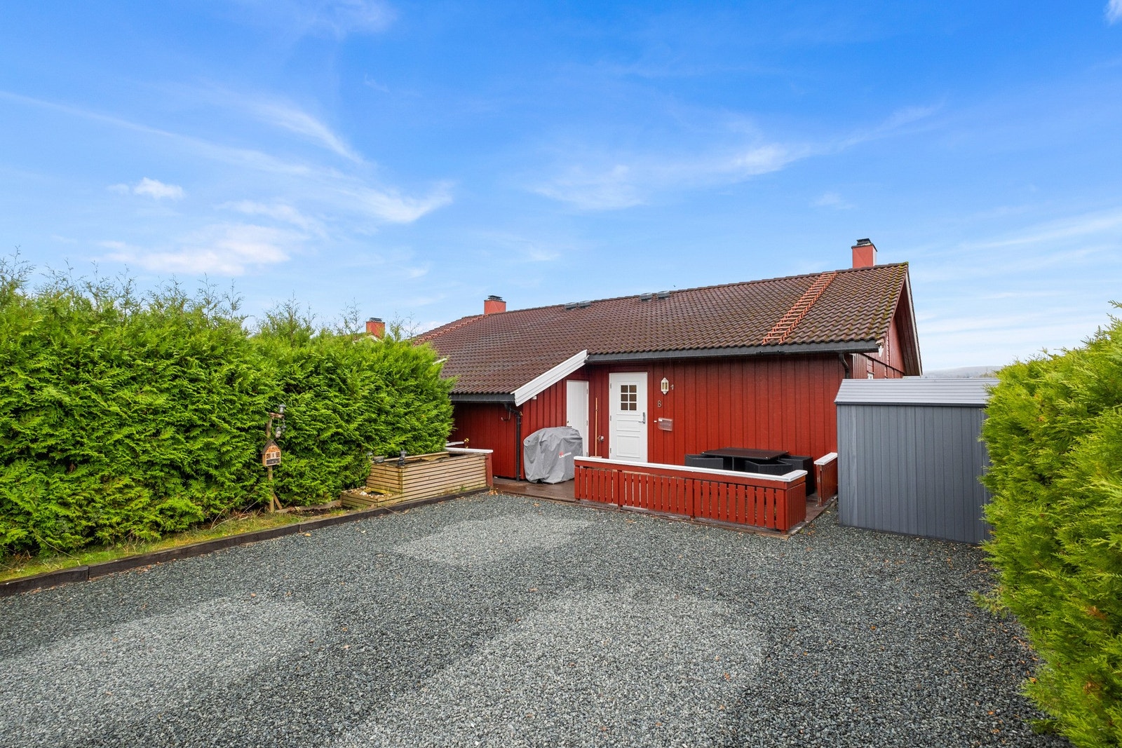 Romslig utvendig parkeringsplass. Borettslaget har vedtatt at man kan ordne carport Galleribilde