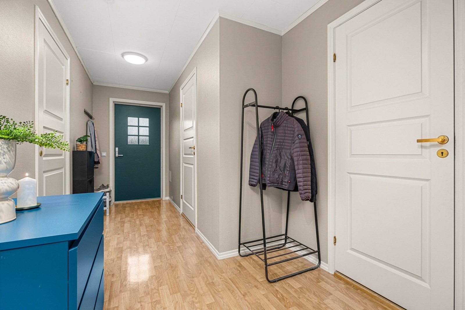 Innbydende entrè med plass til å henge fra seg sko og yttertøy Galleribilde