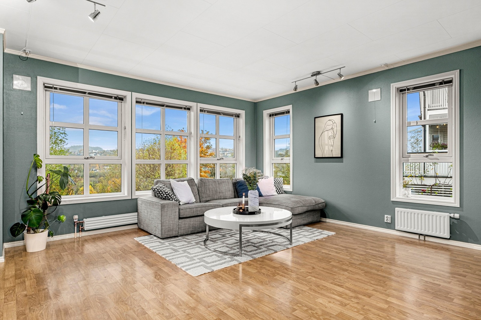 Store vindusflater som sikrer rikelig med naturlig lys inn i rommet Galleribilde