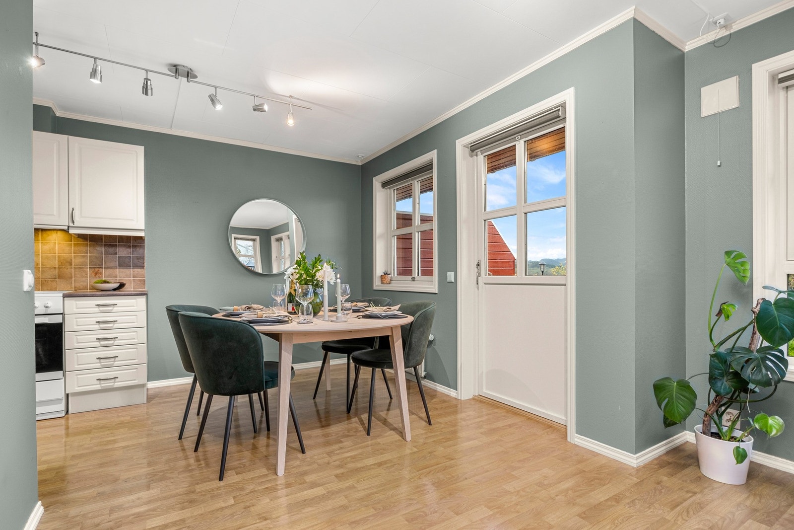 Spisesonen faller naturlig inn i rommet mellom stuen og kjøkkenet Galleribilde