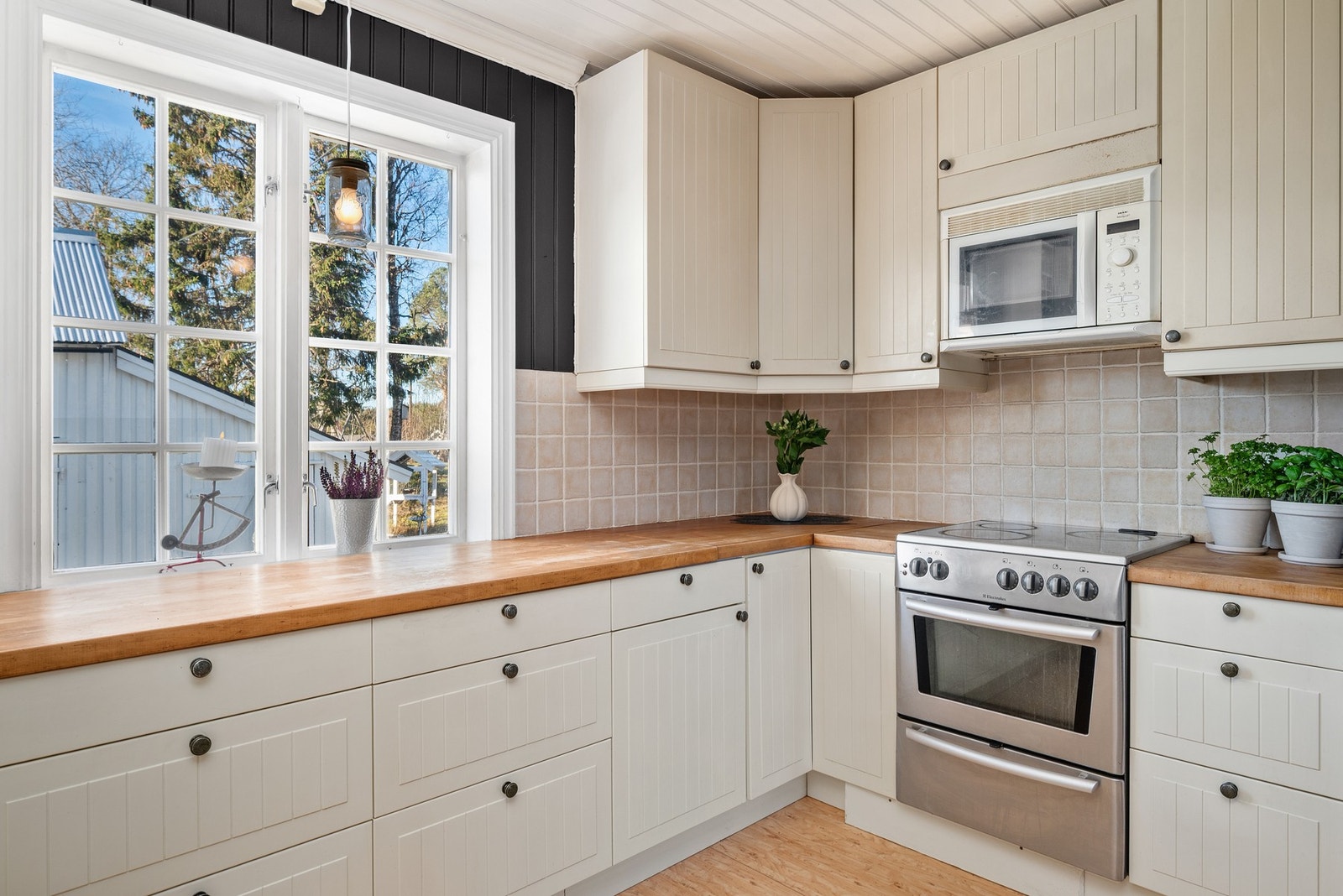 Hvitevarene består av komfyr, oppvaskmaskin og kjøleskap med fryser. Galleribilde