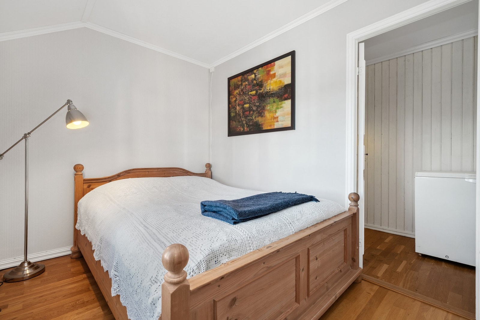 Et av soverommene har egen bod, som enkelt kan bli et fint walk-in closet. Galleribilde