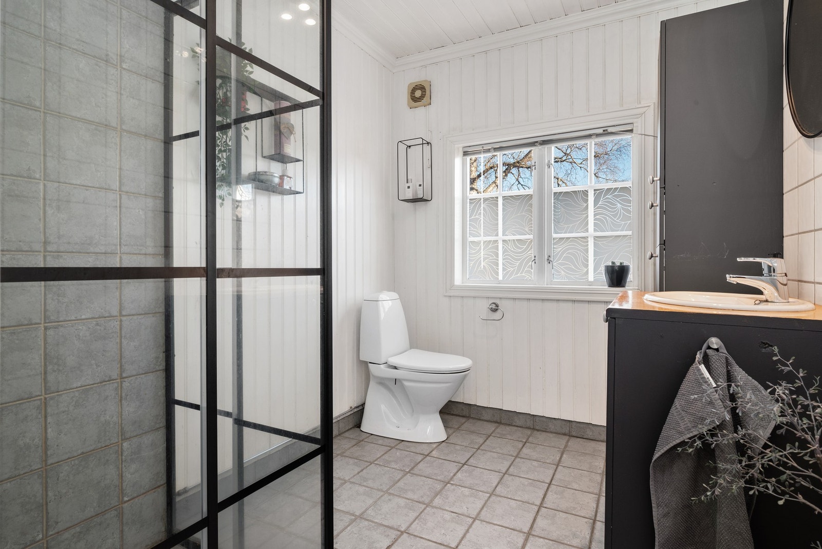 Dagene får en fin start på badet, med varmekabler, flislagt gulv og ekstra takhøyde. Galleribilde