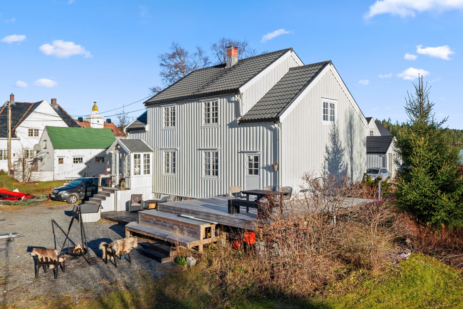 Hovedstuen forlenges av en herlig terrasse på ca. 49 kvm, oppført over to nivåer i 2024. Galleribilde