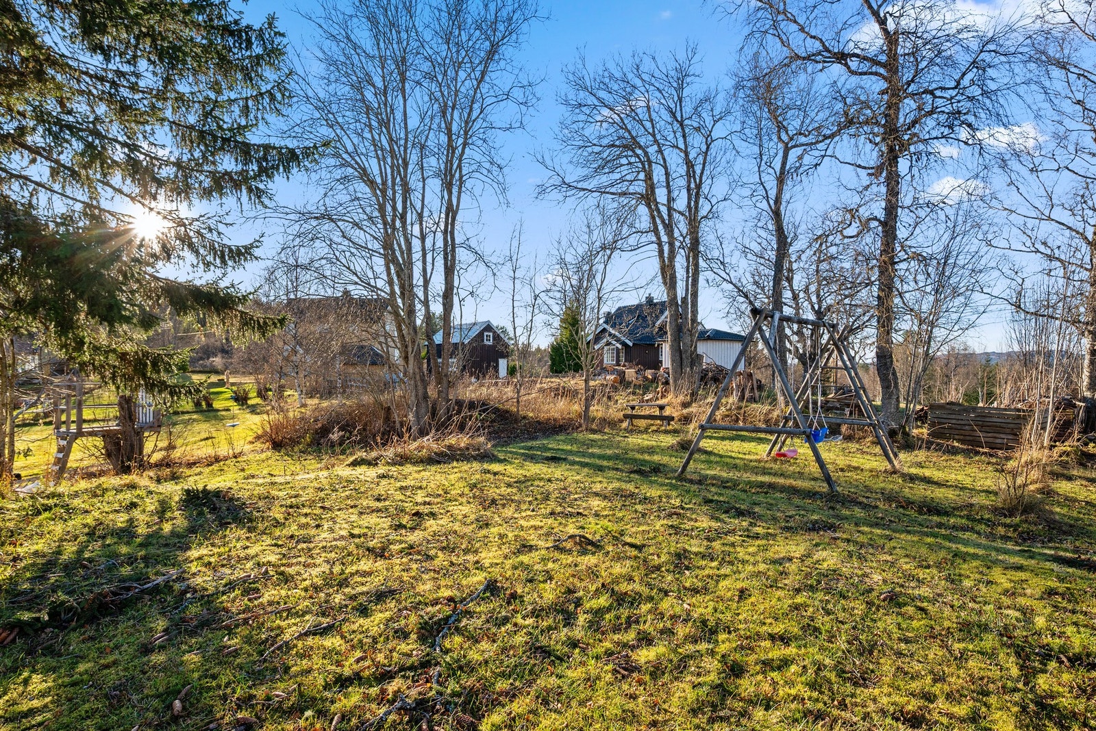 Hagen byr på godt med boltreplass, og her kan man enkelt sette opp en trampoline eller andre lekeapparater. Galleribilde