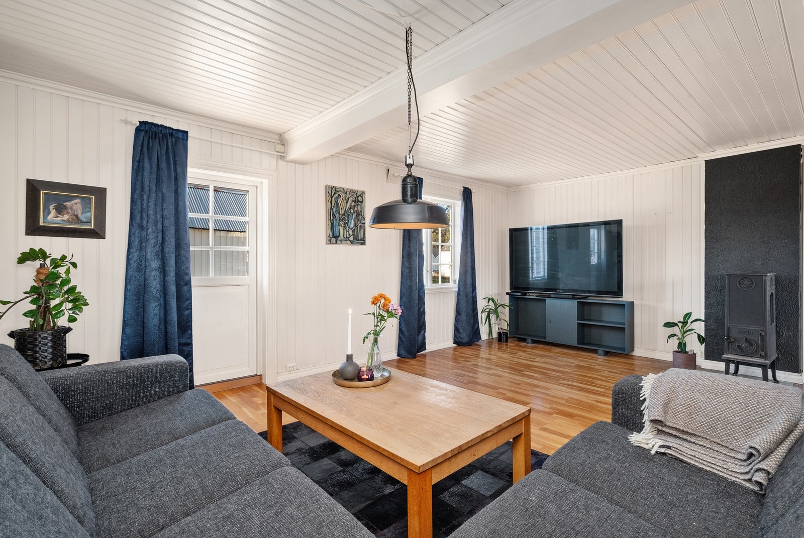 Man finner enkelt både roen og varmen foran en vedovn i hovedstuen. Galleribilde