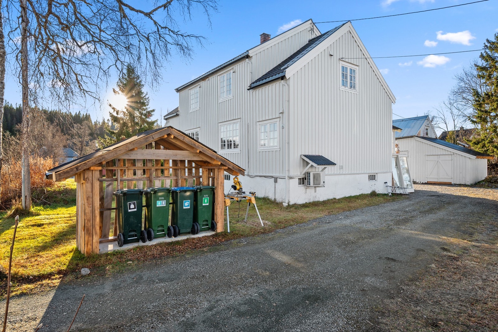 Velkommen til en romslig enebolig; et flott familiehjem over to plan pluss kjeller. Galleribilde