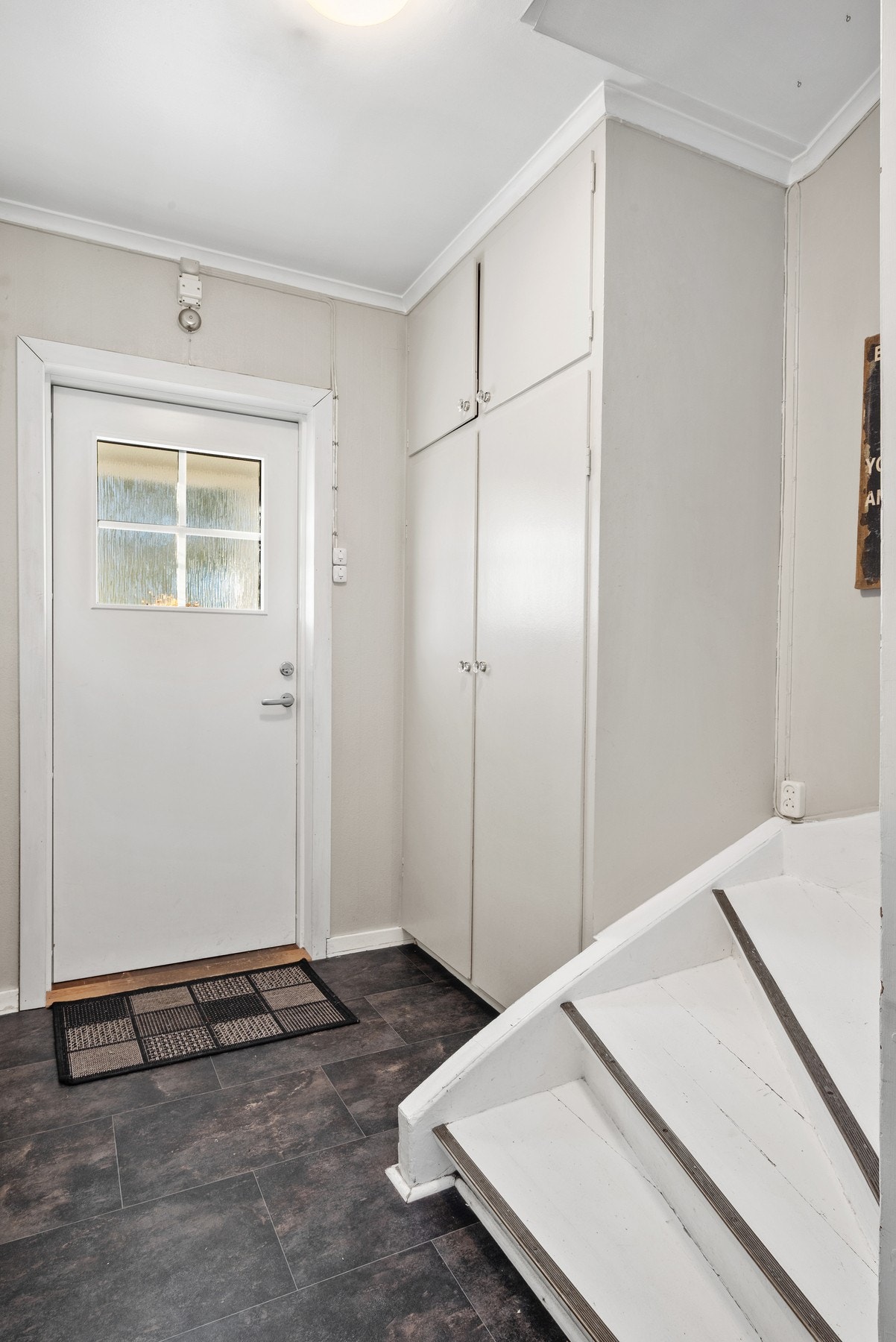 Entreen er innredet med et plassbygget garderobeskap. Galleribilde