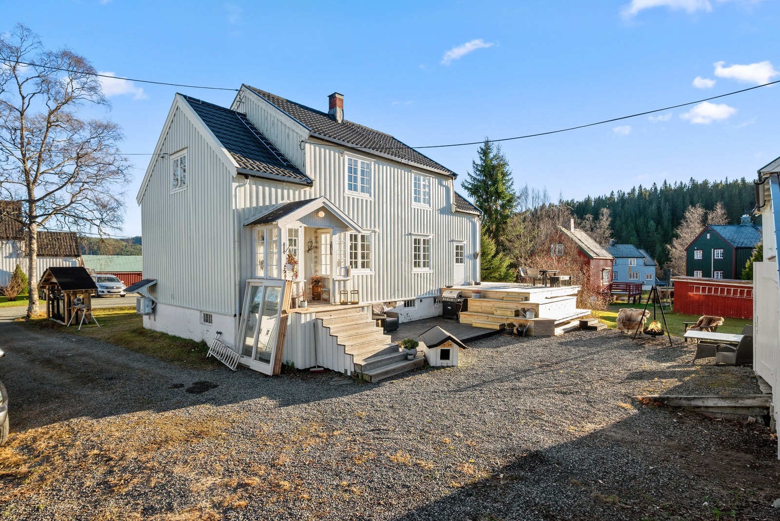 Eiendomsmegler 1 v/ Sindre Belsås har gleden av å presentere denne flotte eiendommen med fantastiske solforhold og stor hage. Galleribilde