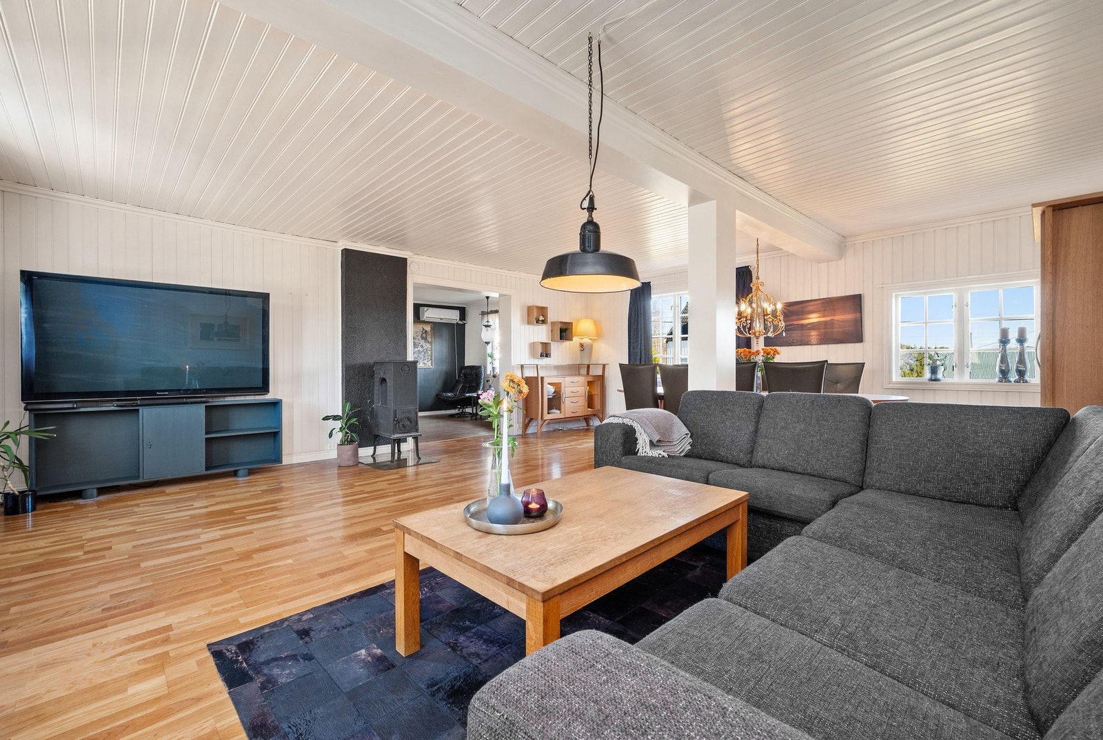 Eneboligen har to pene, tilstøtende stuer, noe som gir ekstra fleksibilitet og god møbleringsfrihet. Galleribilde