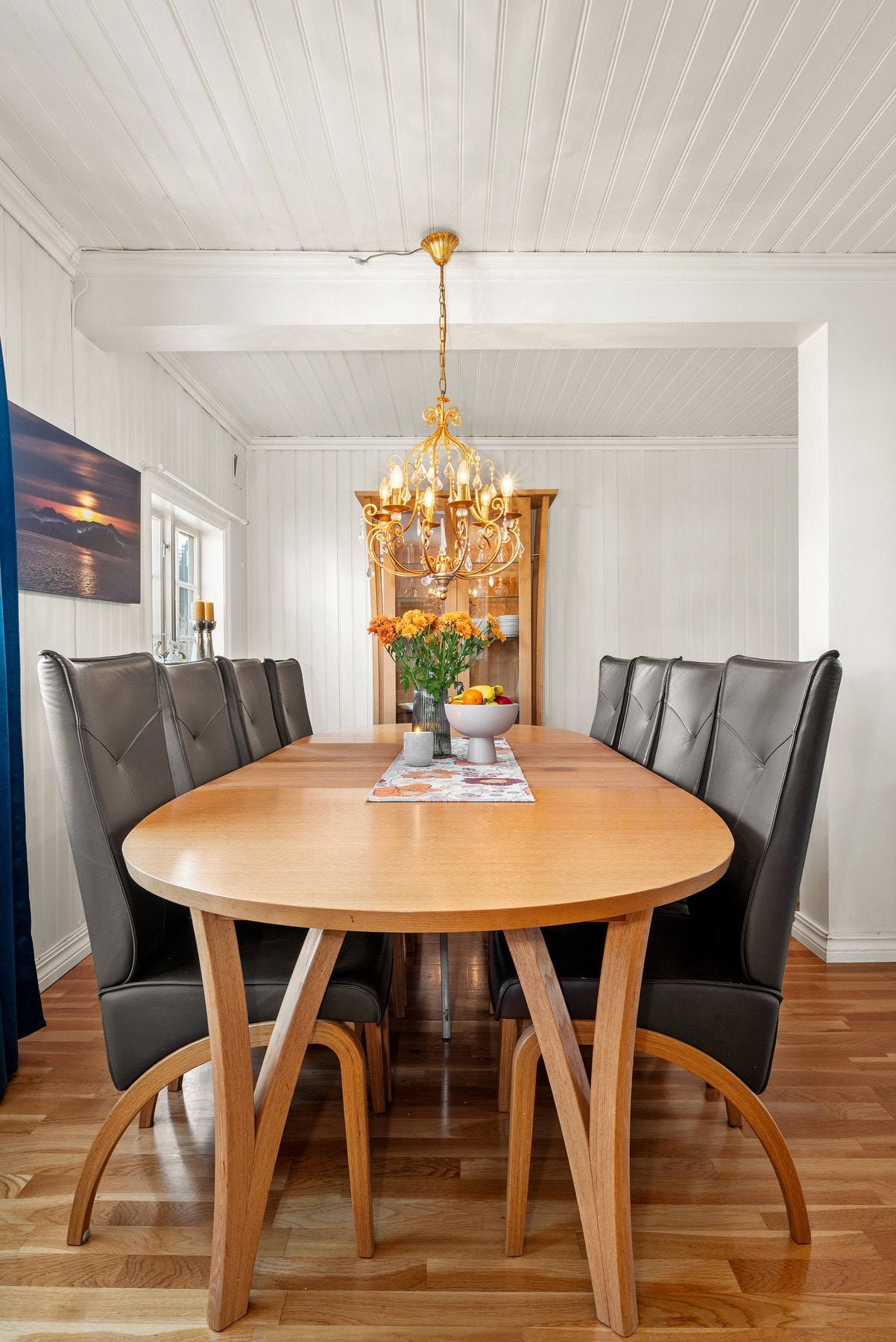 Her samles venner og familie for hyggelige måltider rundt et langbord. Galleribilde