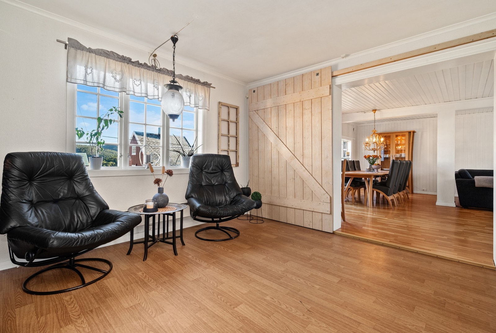 Den andre stuen ble i 2015 oppgradert med en ny varmepumpe for jevn og behagelig varme. Galleribilde