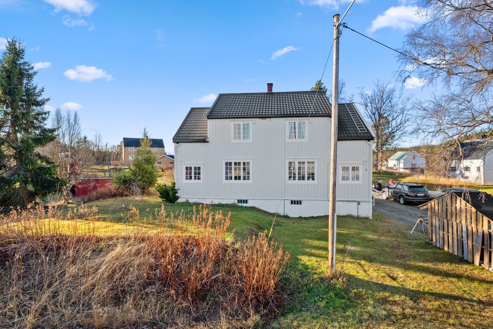 Tomten er over 1,6 mål, opparbeidet med store plenarealer og diverse beplantning. Galleribilde