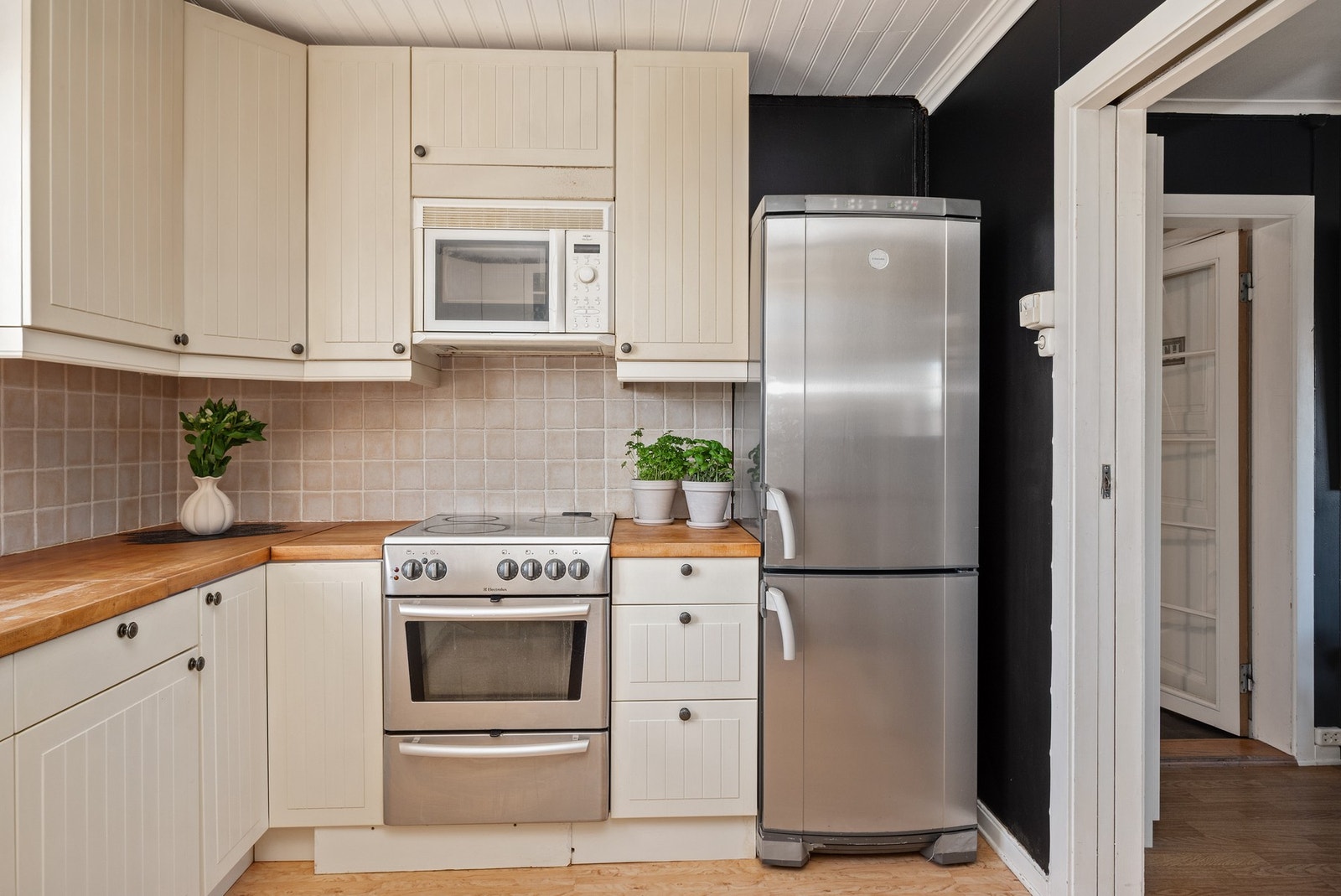 Kjøkkenet har godt med skap- og benkeplass i en smart u-form. Galleribilde