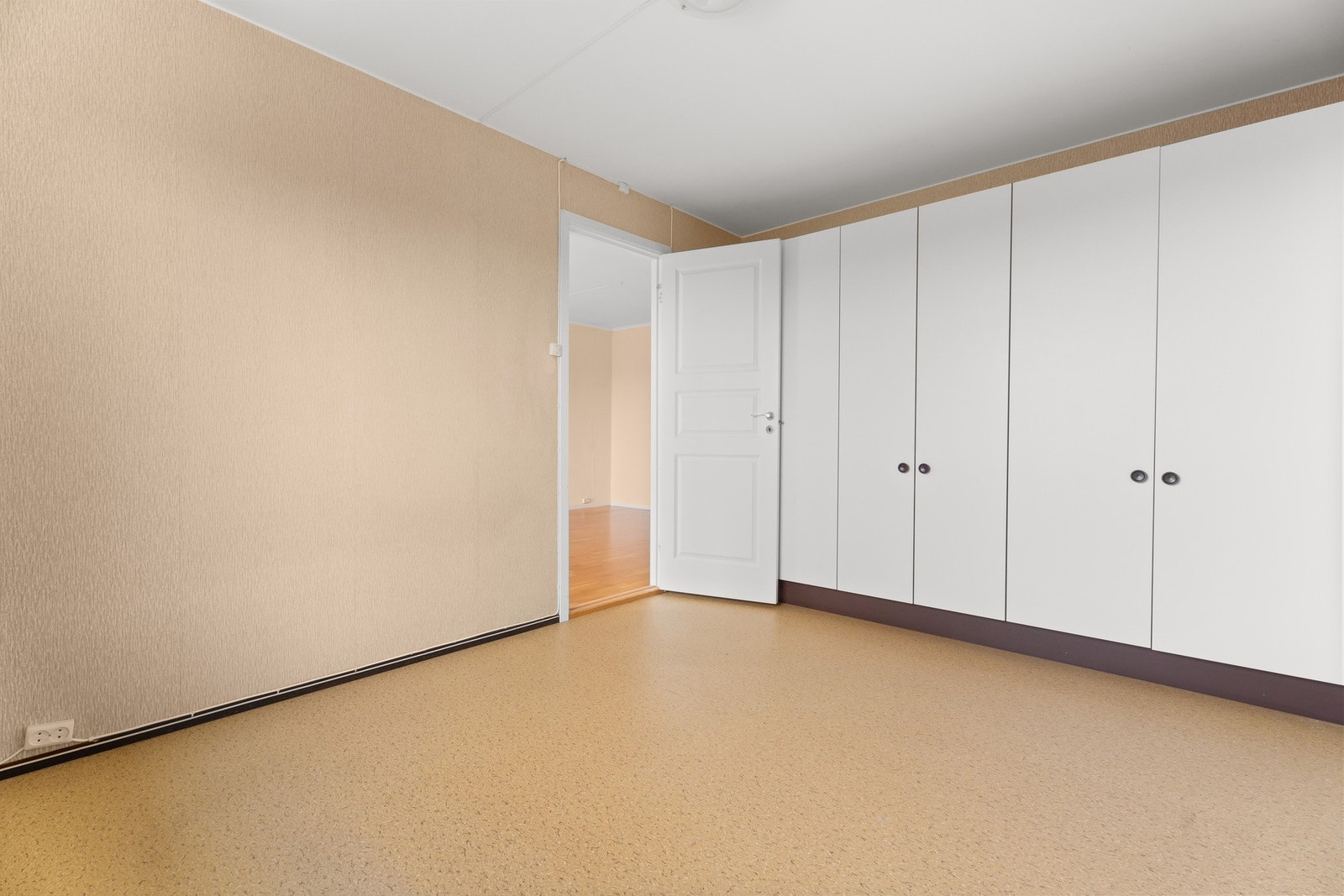 Et stort vindu sørger for rikt, naturlig lysinnslipp og fint utsyn, og rommet har god plass til dobbeltseng og tilhørende møblement. Galleribilde