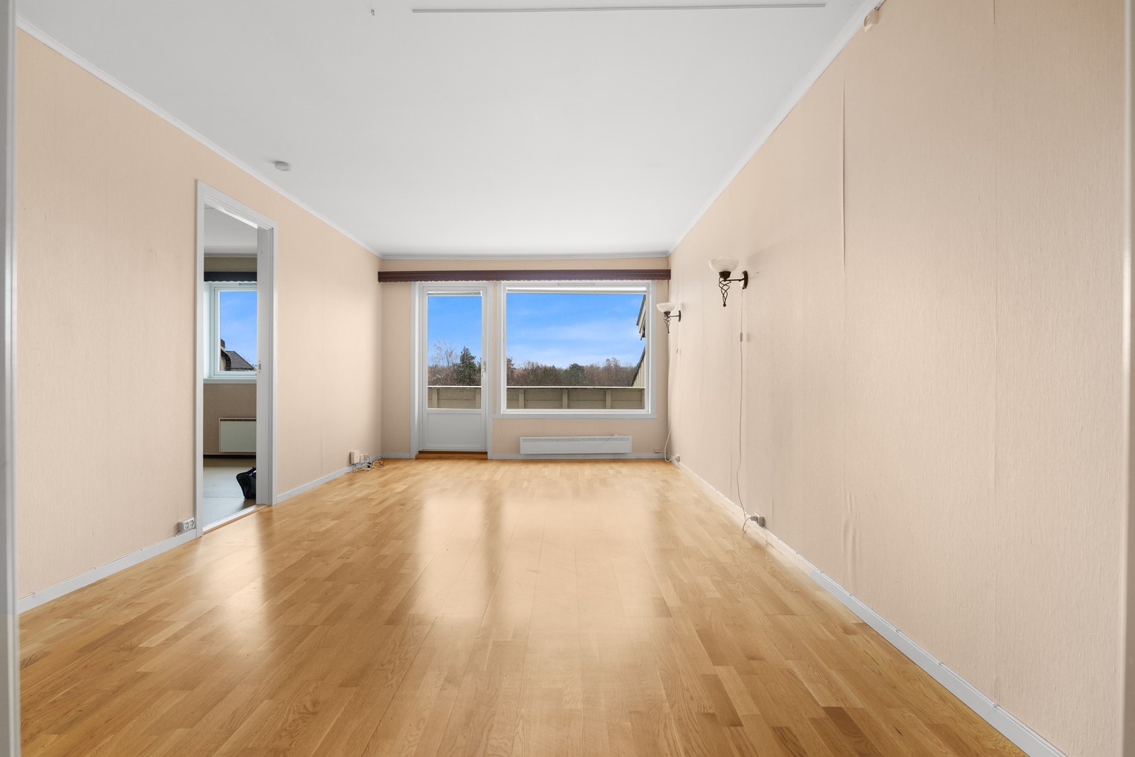 Det er fin plass til både sofagruppe, godstol og tv-/mediastasjon, og i nærheten av kjøkkenet kan det innredes med spisestue. Galleribilde