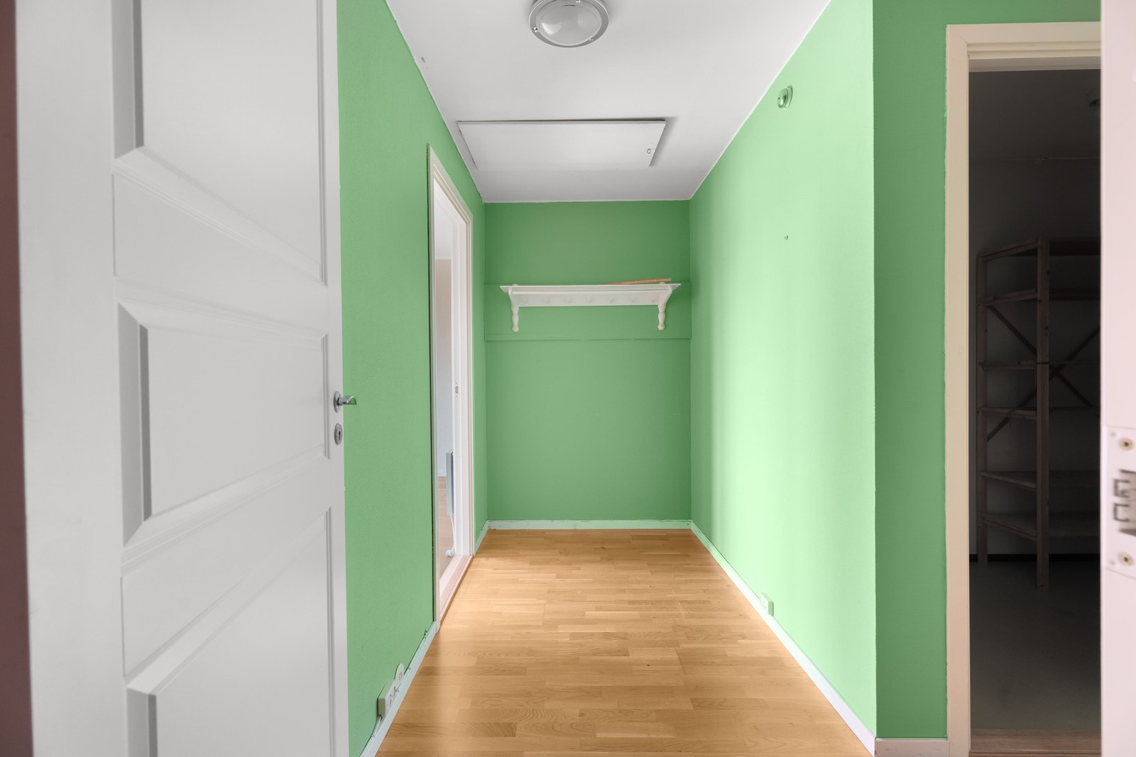 Det er gyllen, trestavs parkett på gulvet, og det er montert god belysning i himlingen. Galleribilde