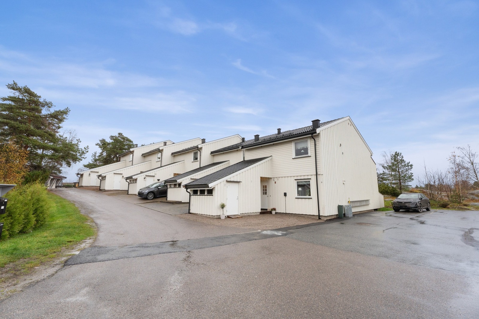 Eiendommen ligger rolig, naturnært og attraktivt til, med umiddelbar nærhet til barnehage, busstopp og turområder, samt kort vei til skoler, idrettsanlegg, golfbane og matbutikk. Galleribilde