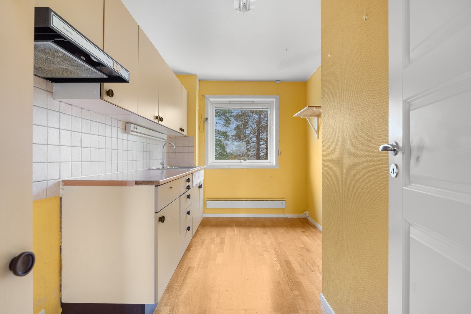 Kjøkkenet er av eldre dato, og har behov for modernisering for å oppnå dagens krav til standard. Galleribilde