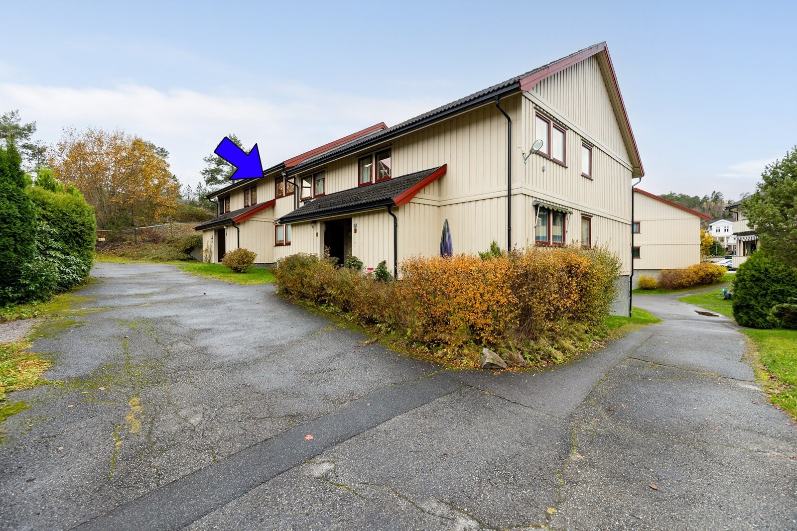 Sameiets tomt er pent opparbeidet med grøntarealer, prydbusker og hekkbeplantning. Asfalterte internveier og biloppstillingsplass. Galleribilde