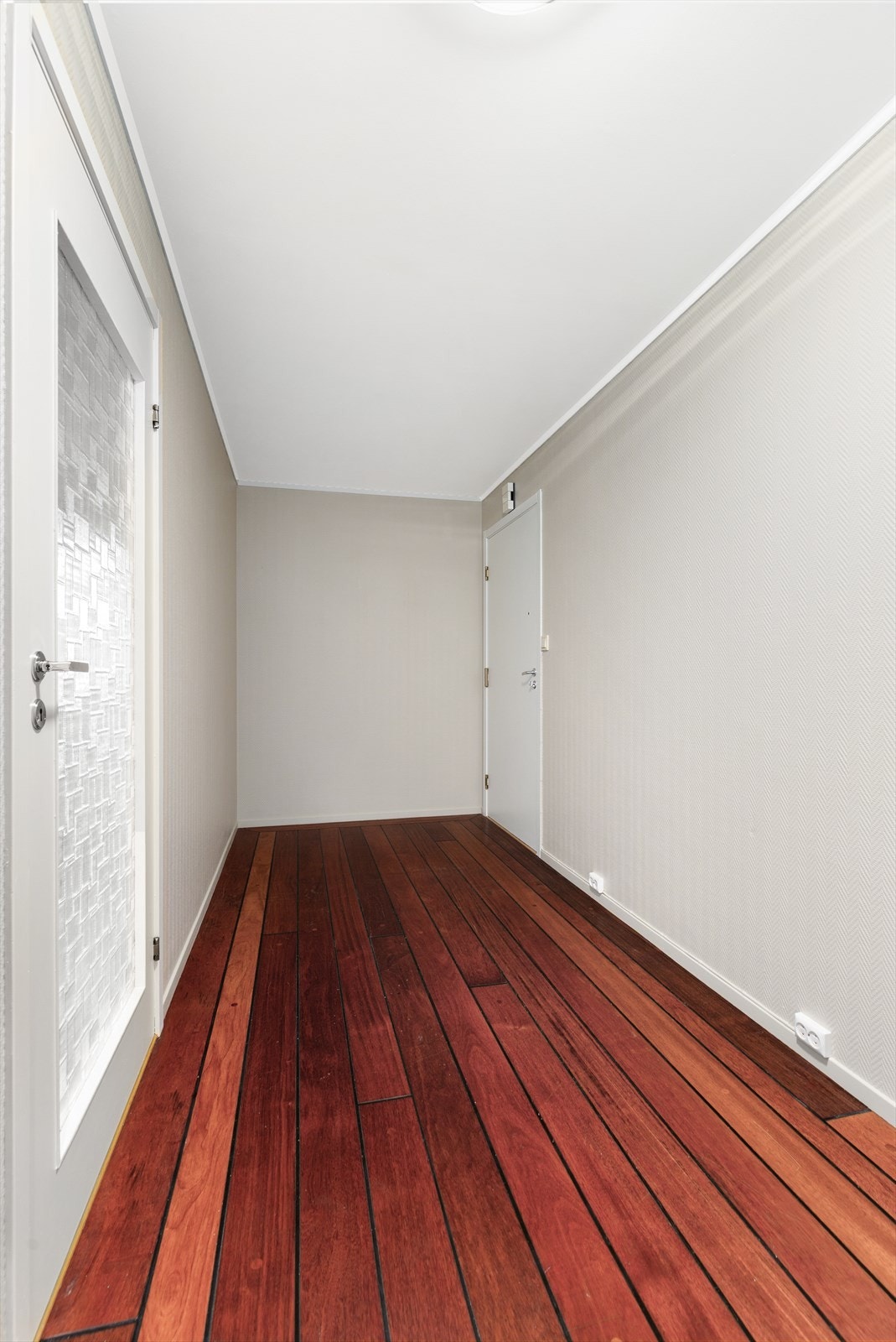 Med adkomst fra felles trappegang kommer man inn i boligens gangareal som er av god størrelse. Her er det lagt skipsgulv hele veien. Galleribilde