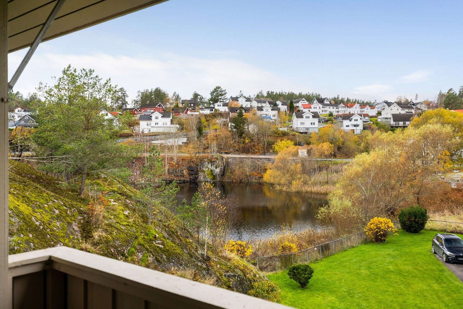 Lys og lettstelt selveierleilighet i 2. etasje beliggende sentralt til ved Torvet på Skotfoss, med nydelig utsikt over nærområdet og ned mot elva. Galleribilde