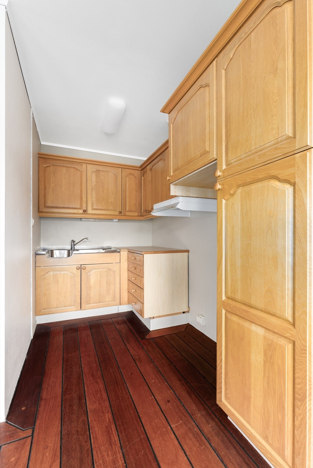 På kjøkkenet er det innredning med eikefronter og laminert benkeplate. Galleribilde