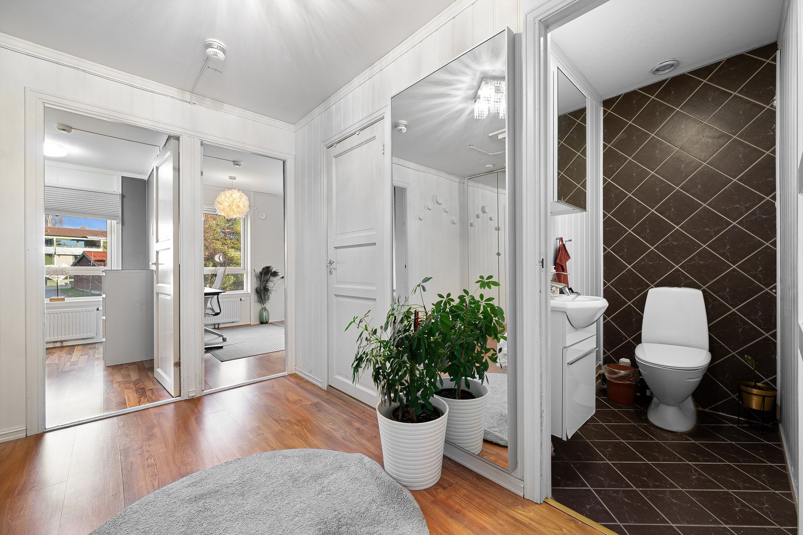 Romslig entre med gode oppbevaringsmuligheter. Galleribilde
