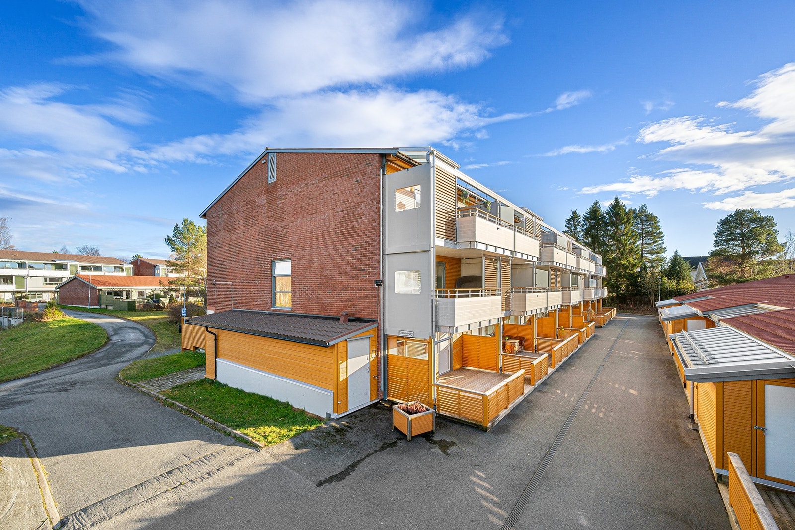 Det er gangavstand til butikk, bussforbindelse, barnehage, skole, friområder og Åsheim Barne og ungdomsskole. Kort vei til Heimdal Sentrum. Galleribilde