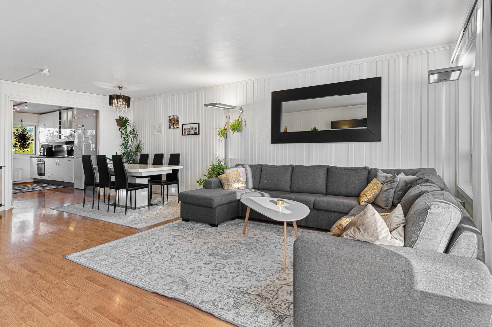 Fellesutgiftene inkluderer bl.a kommunale avgifter, oppvarming og varmtvann, kabel-TV og internett. Galleribilde