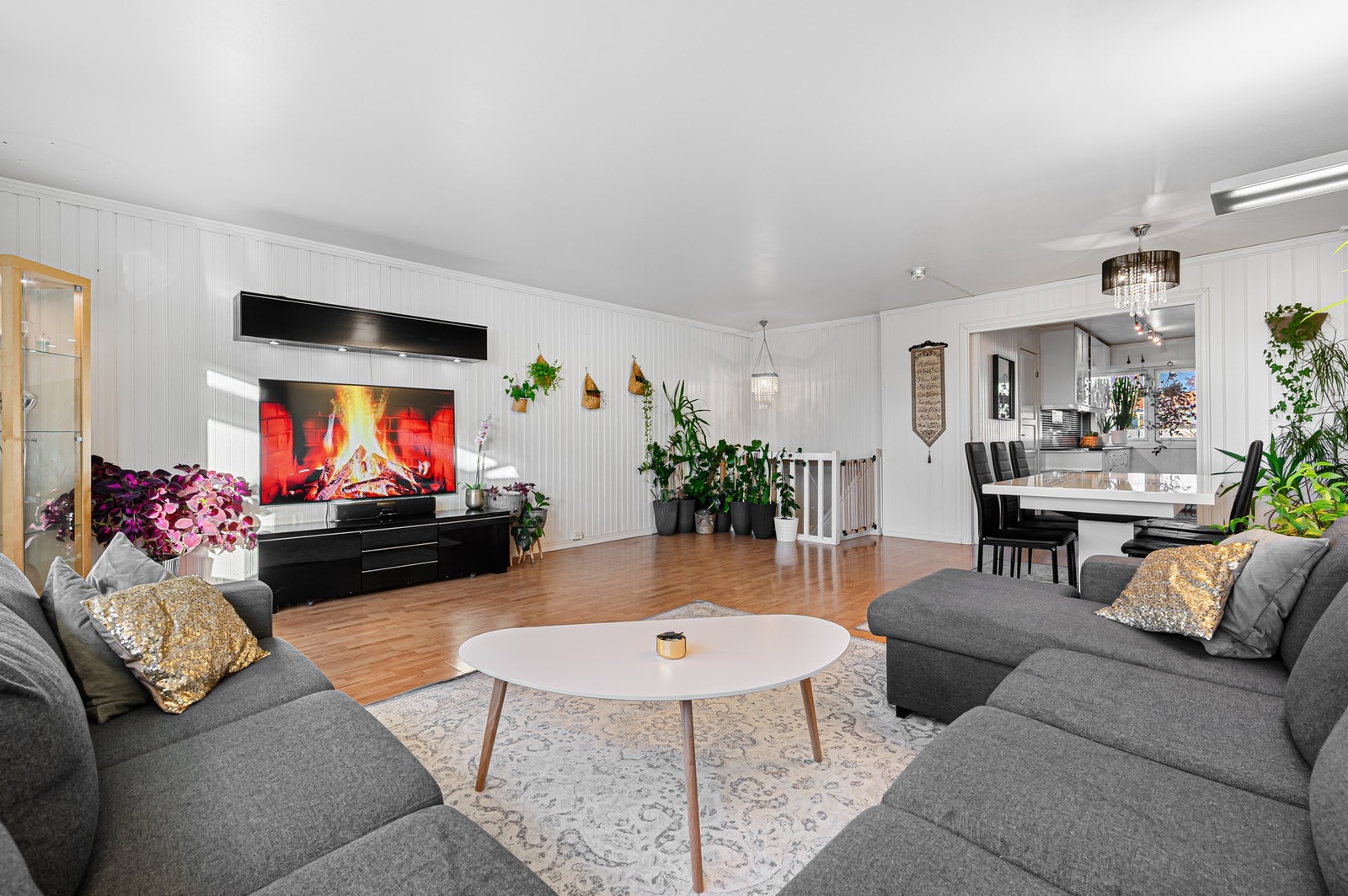 Det er god plass til sofagruppe og spisegruppe i stuen. Galleribilde