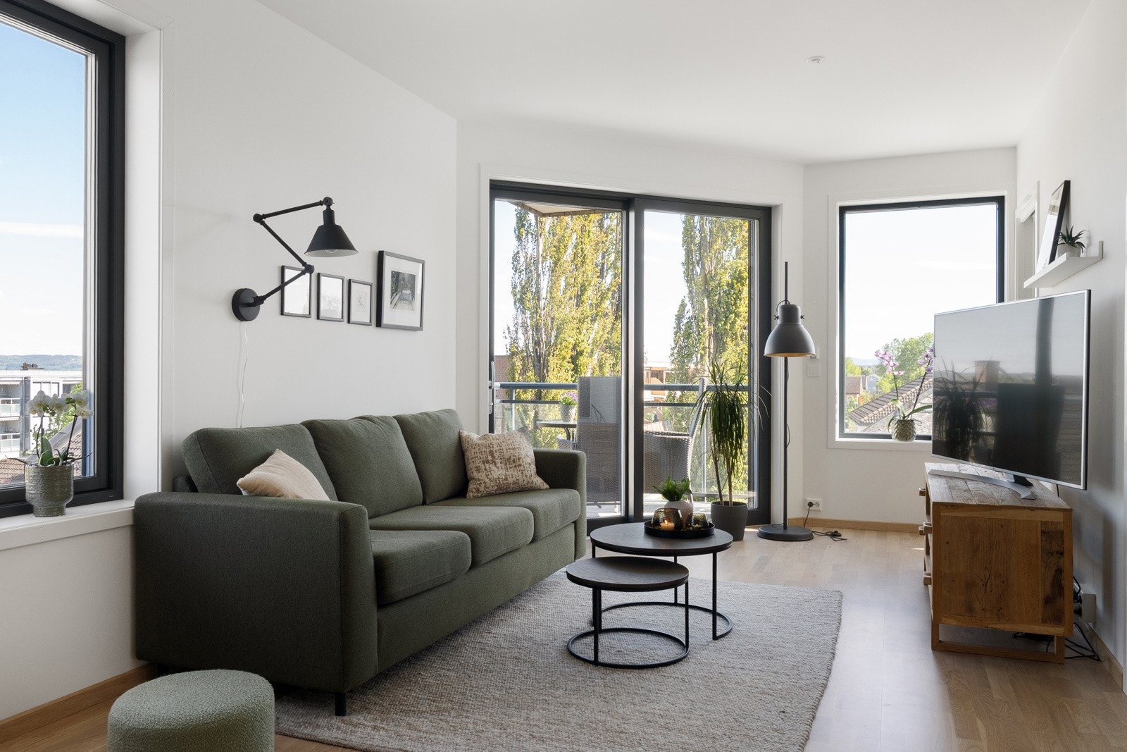 Lys og innbydende stue med store vindusflater. Galleribilde