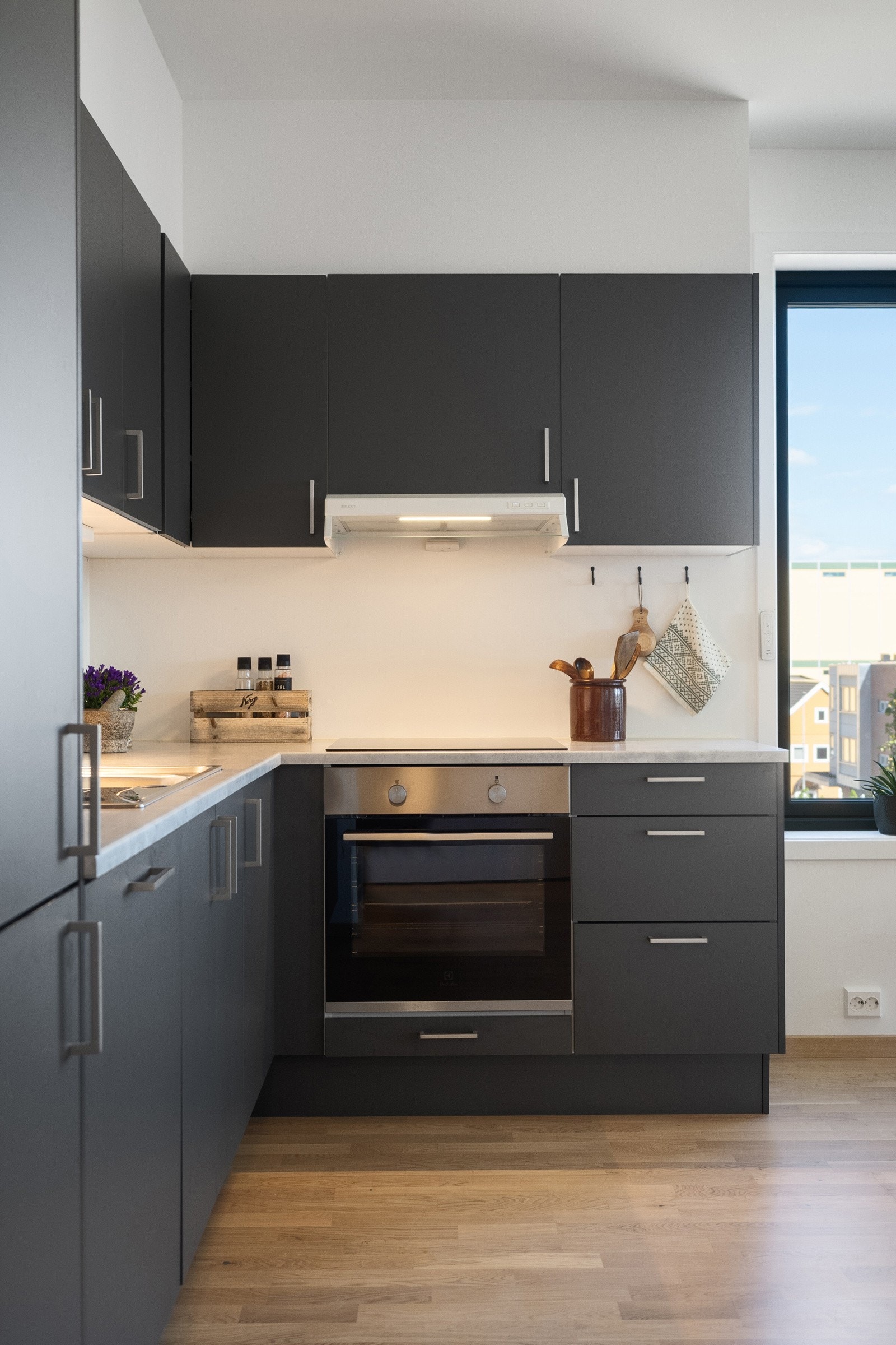 Kjøkkeninnredningen har slette fronter og benkeplate i laminat. Galleribilde