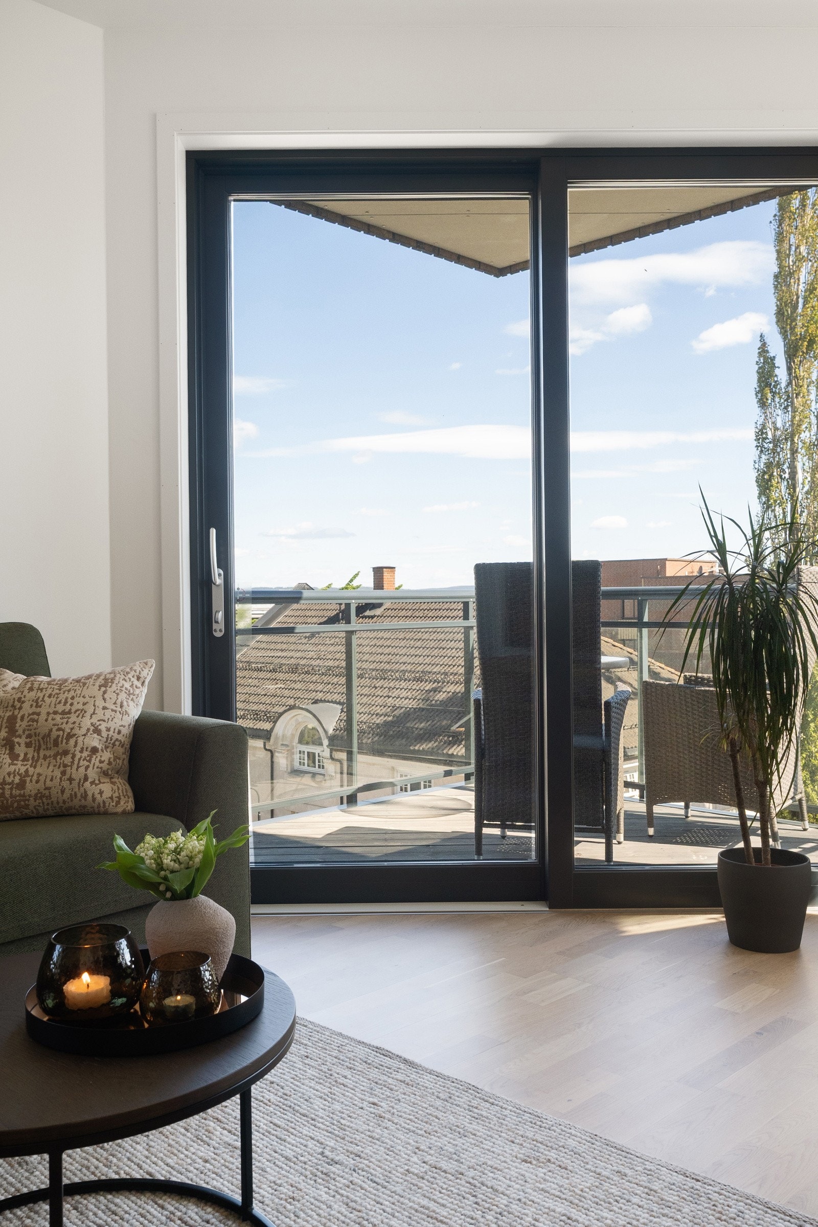 Fra stuen er det utgang til balkong. Galleribilde