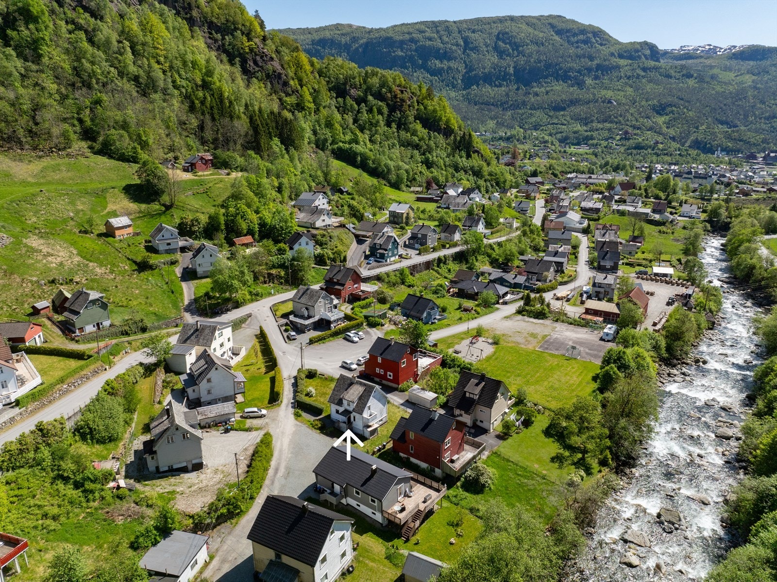Oversikt - Offentlig parkeringsplass like ved, samt stor lekeplass/friområde i gata Galleribilde