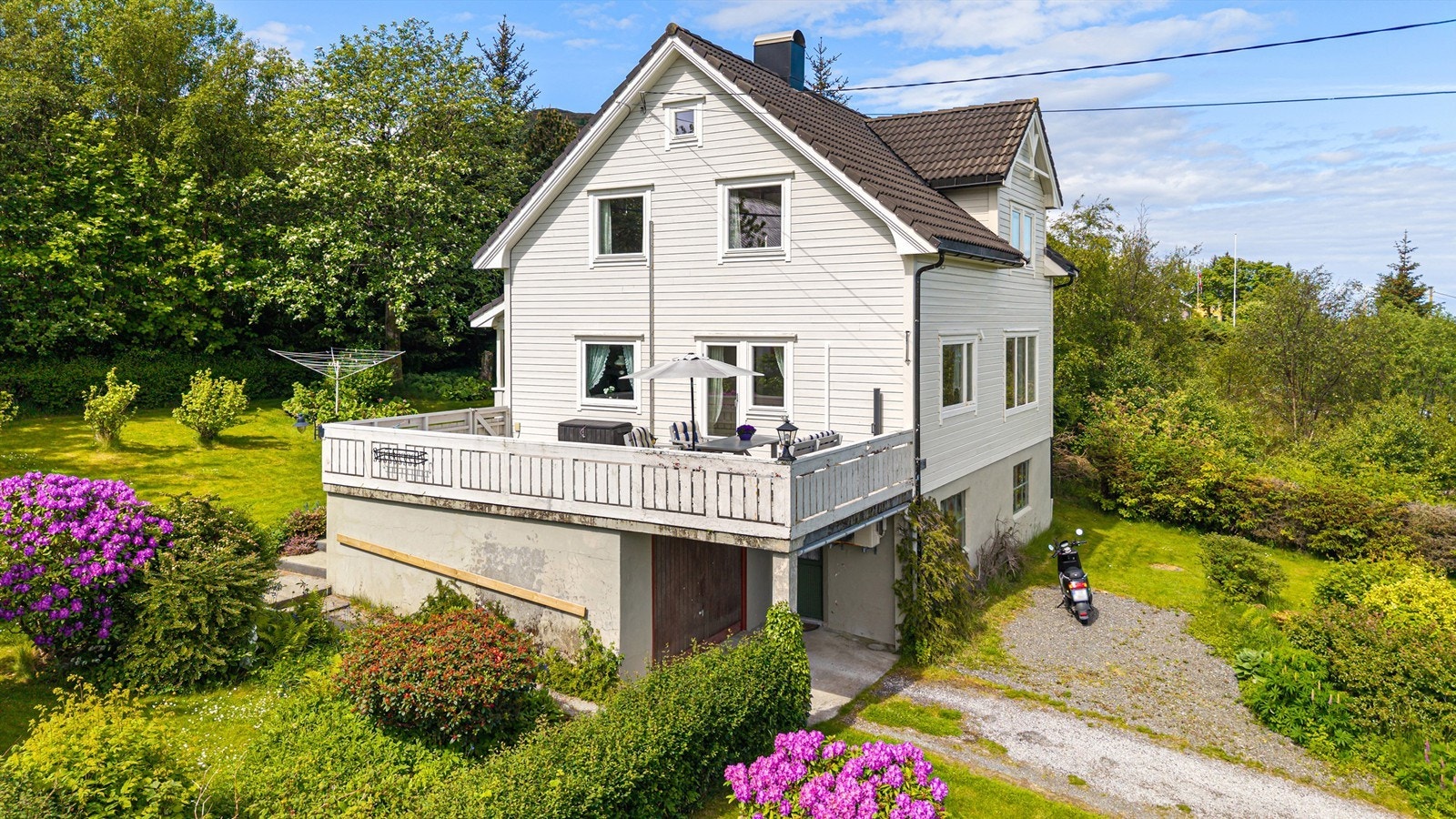Eiendommen har en stor flott hage og garasje under terrassen. Galleribilde
