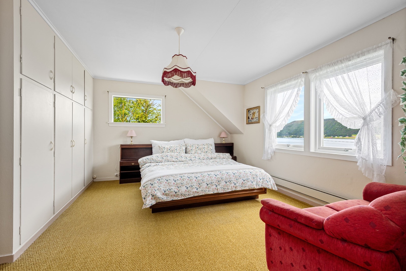 Hovedsoverom i 2 etasje med stor plassbygd garderobe. Flott utsikt Galleribilde