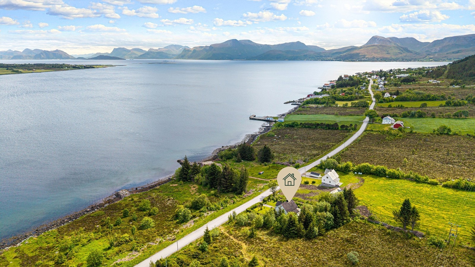 Eiendommen ligger i et område med spredt bebyggelse. Galleribilde