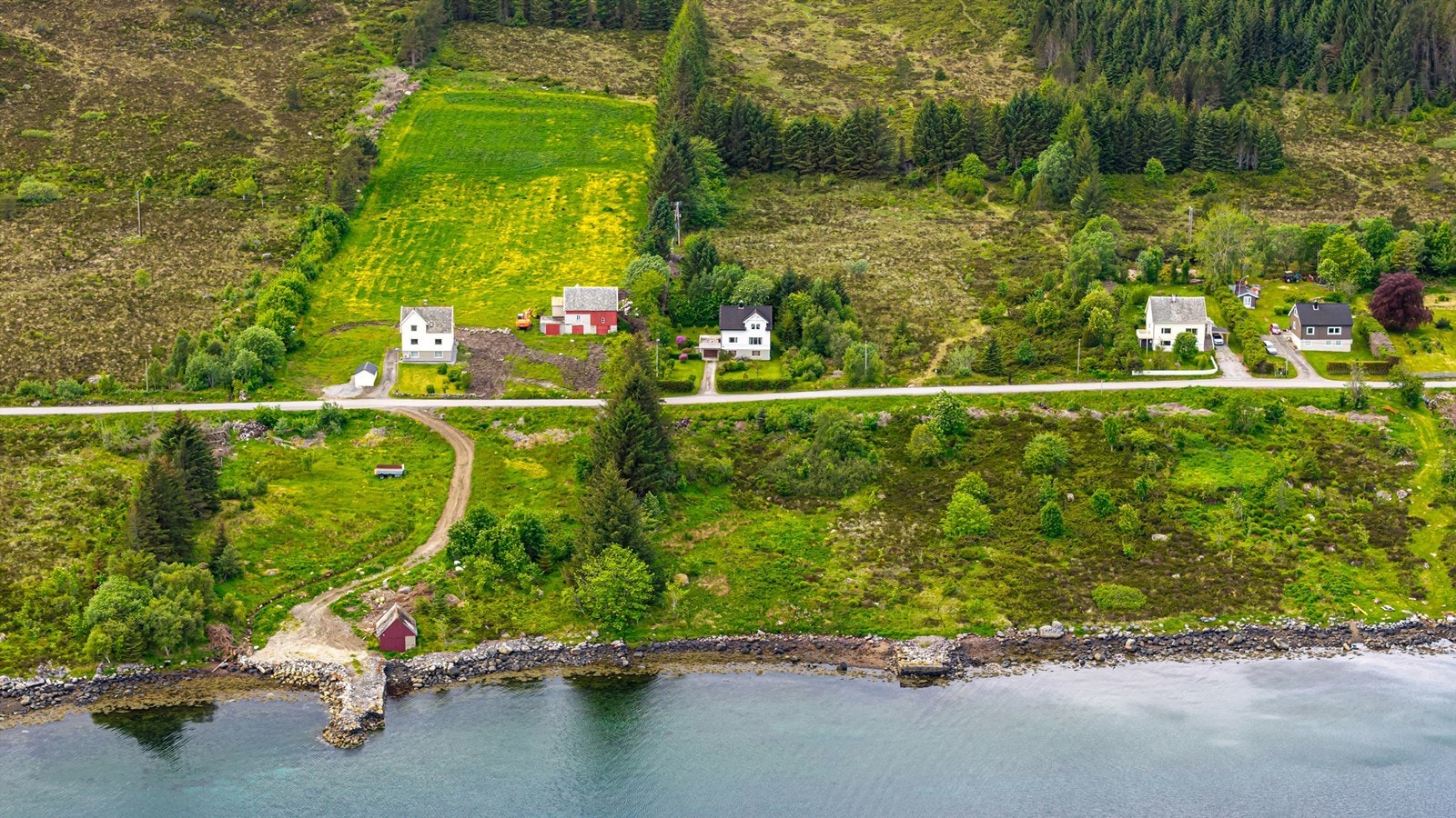 Kort vei til fjorden foran eiendommen. Galleribilde