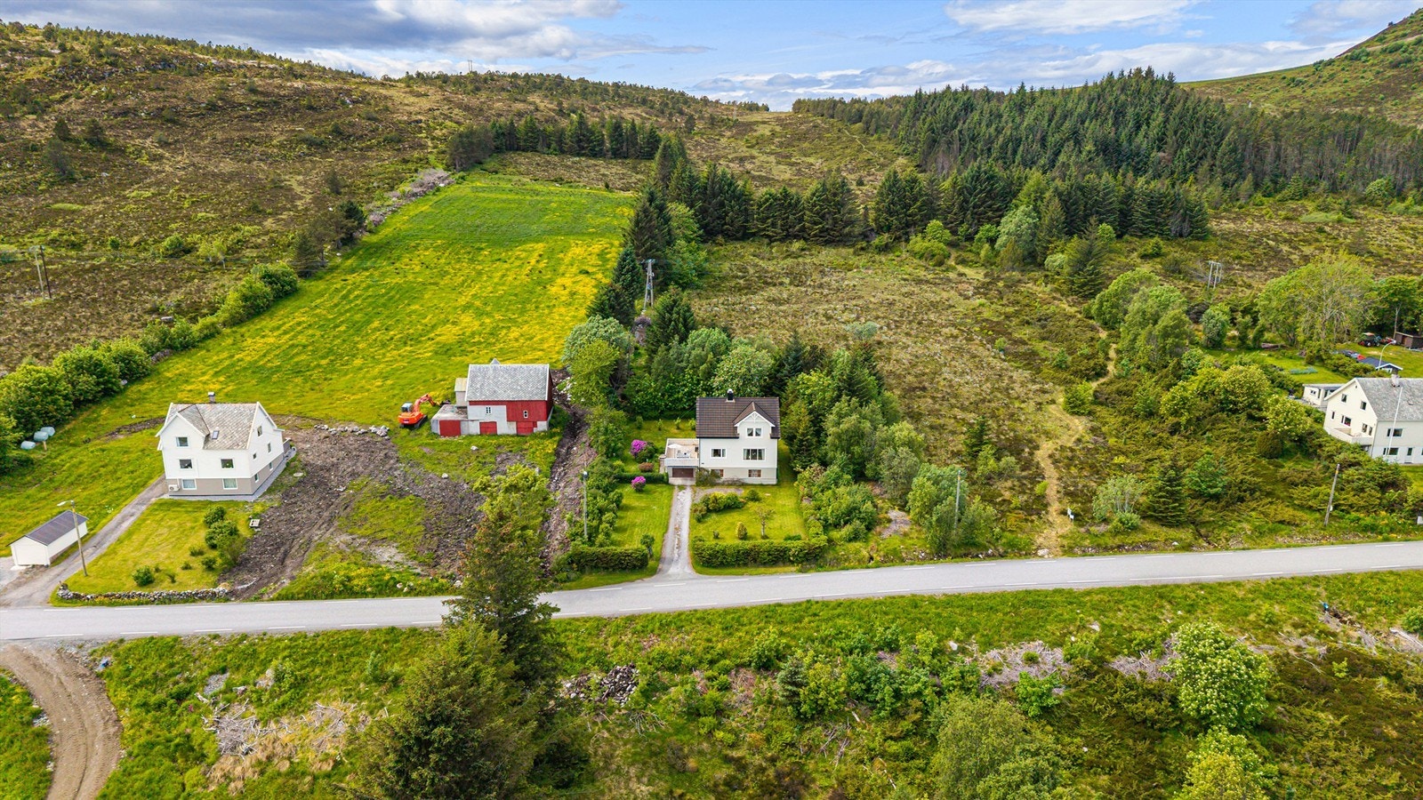 Fra eiendommen er det kort vei til turvei til fjellveien. Galleribilde