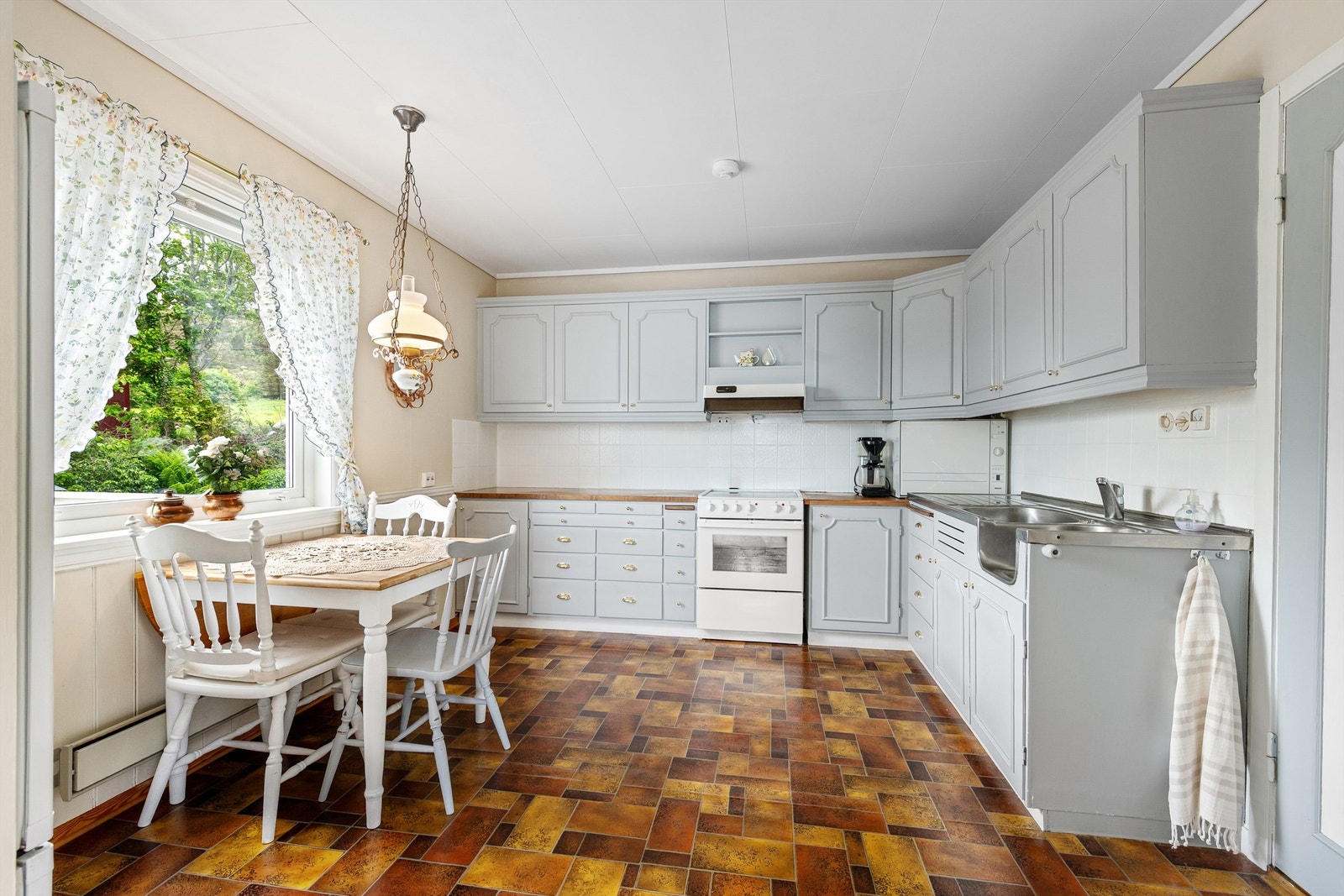 Kjøkken med spiseplass Galleribilde