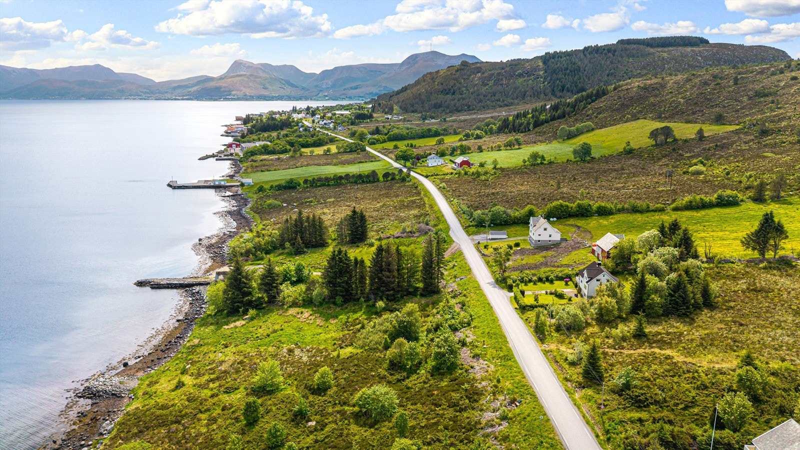 Eiendommen ligger 2 km fra Austnes. Galleribilde