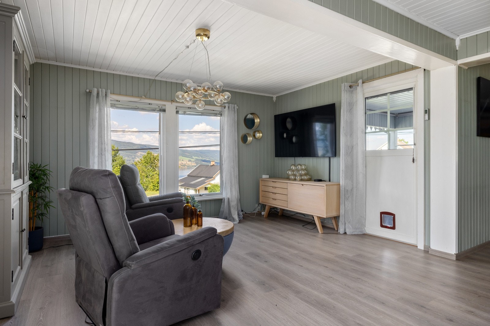 Fra stuen har du utgang til både en solrik terrasse og en lun veranda, perfekt for å nyte både morgensol og kveldssol. Galleribilde