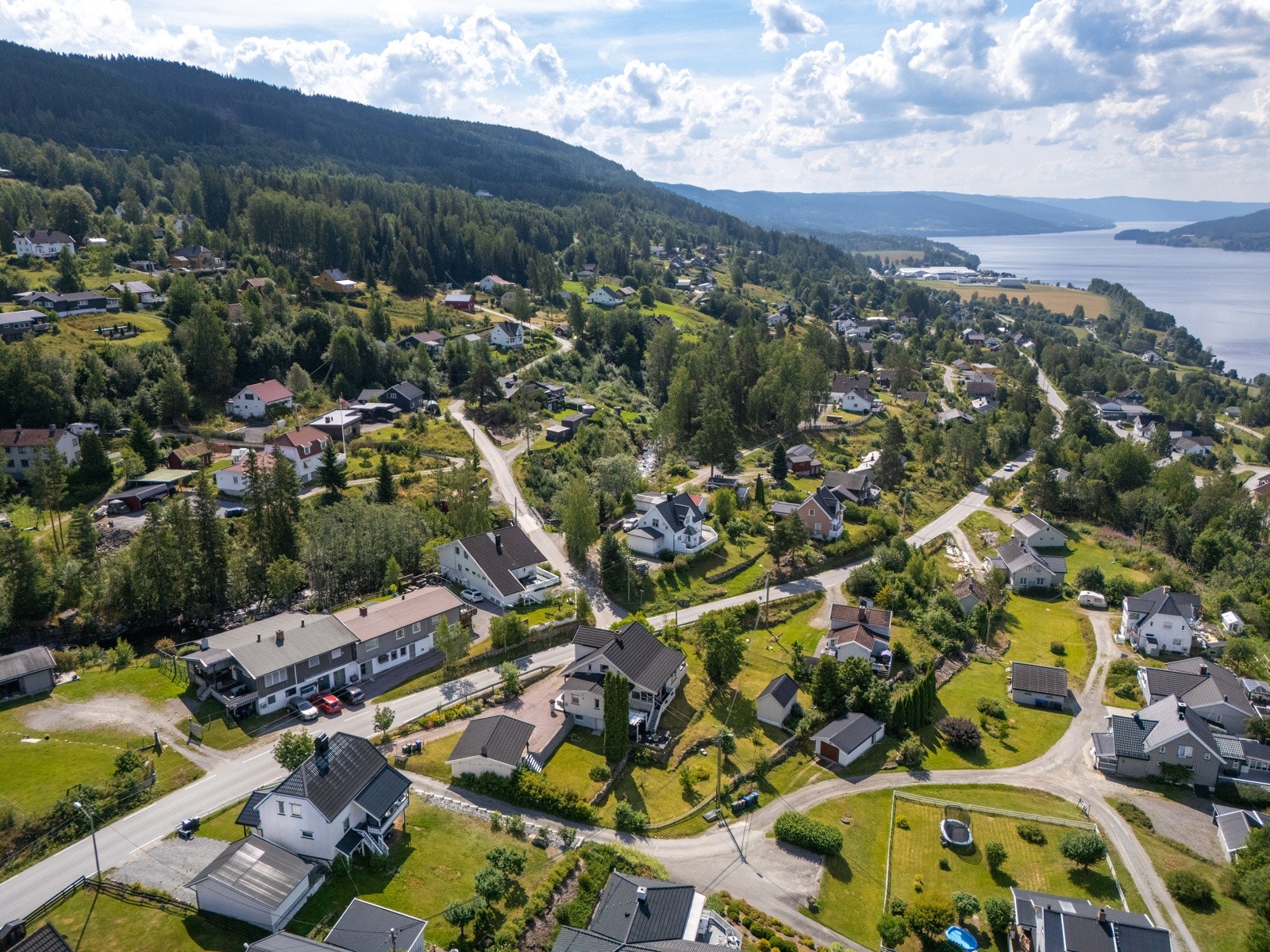 Eiendommen ligger i et veletablert boligområde i Fall, like sør for Hov, som er kommunesenteret i Søndre Land Galleribilde