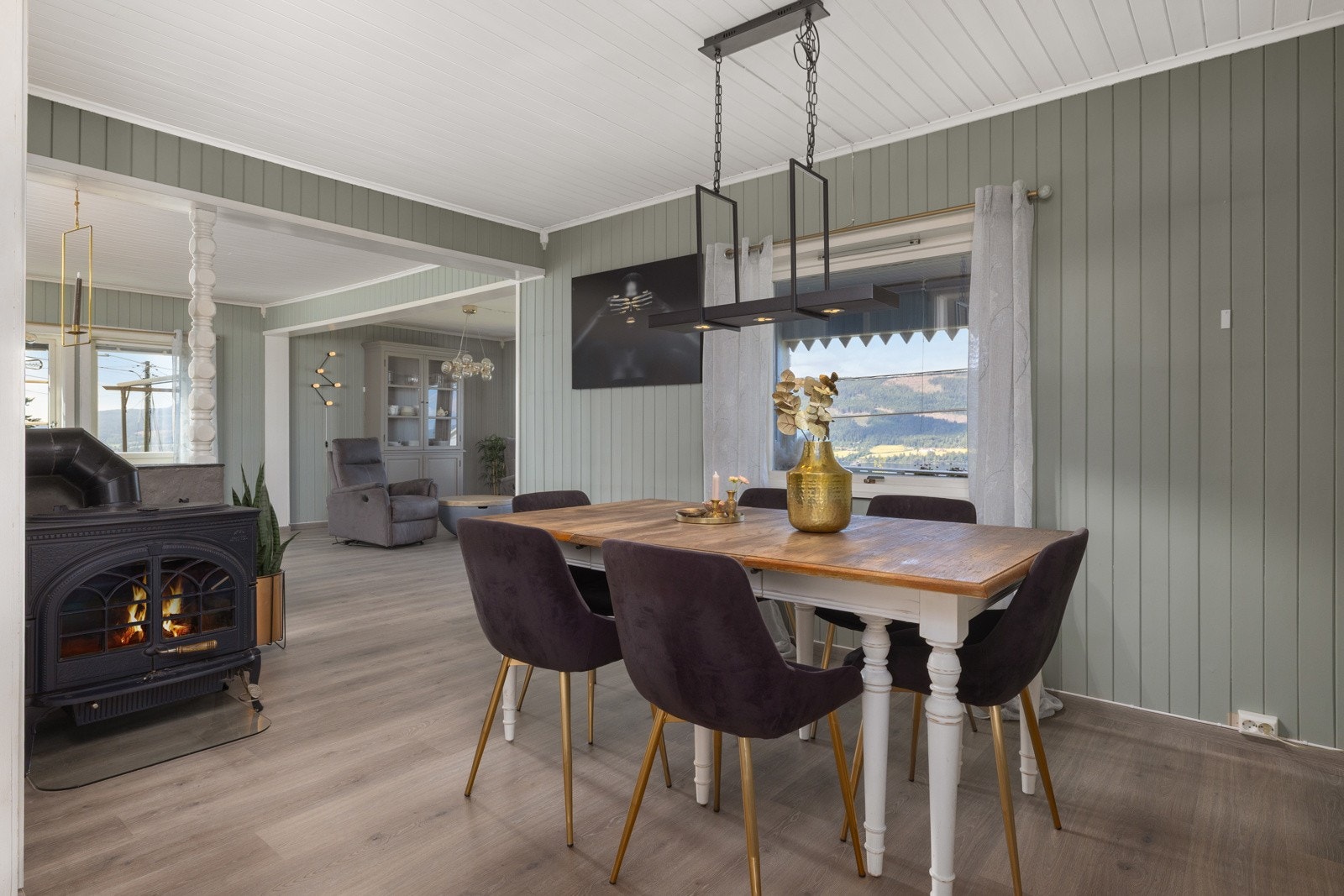 Boligen har en praktisk planløsning med lyse oppholdsrom, god takhøyde og peis/vedovn som gir lun atmosfære. Galleribilde