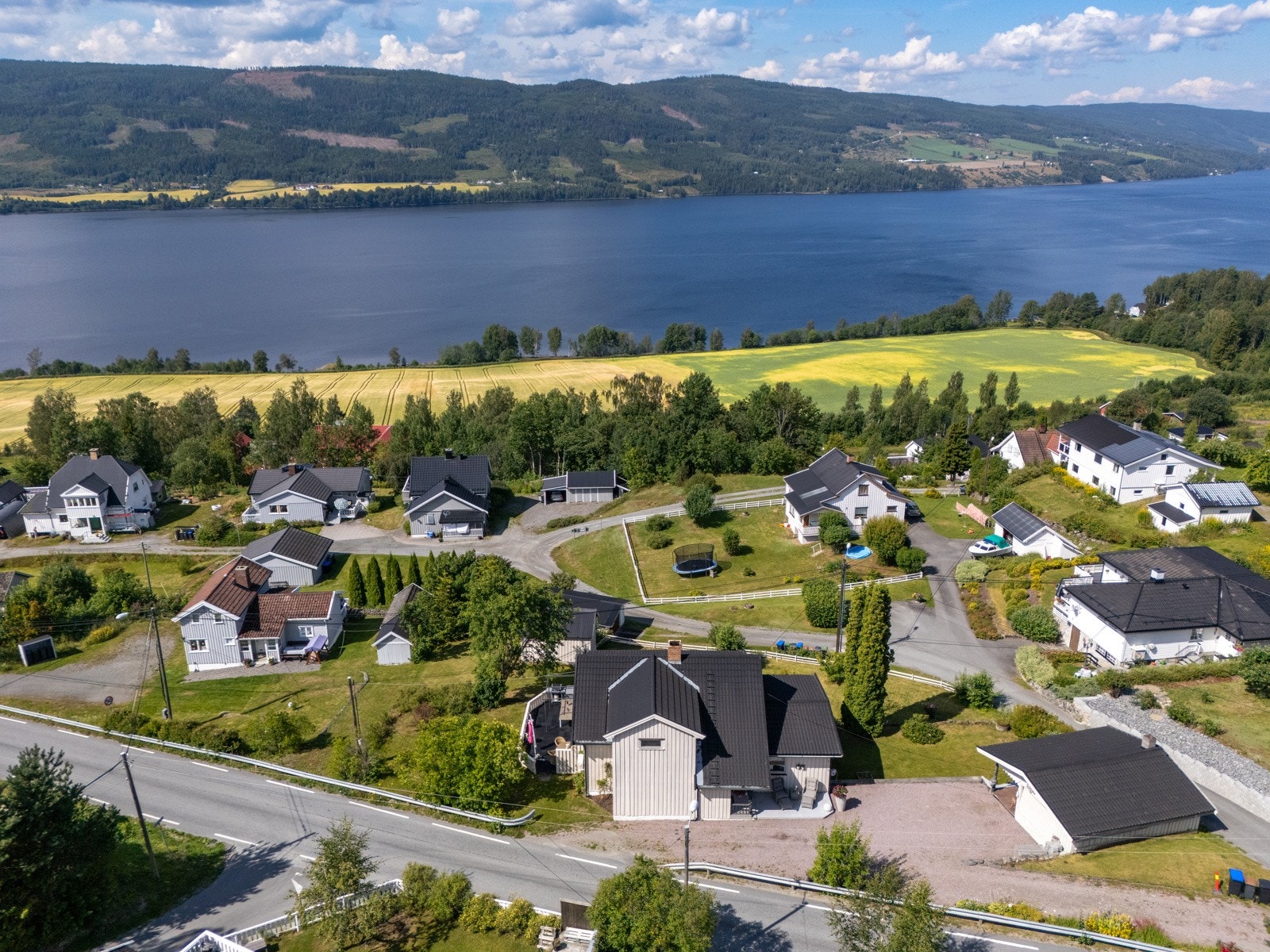 Dette er en lys og trivelig enebolig med flott utsikt mot Randsfjorden og gode solforhold Galleribilde