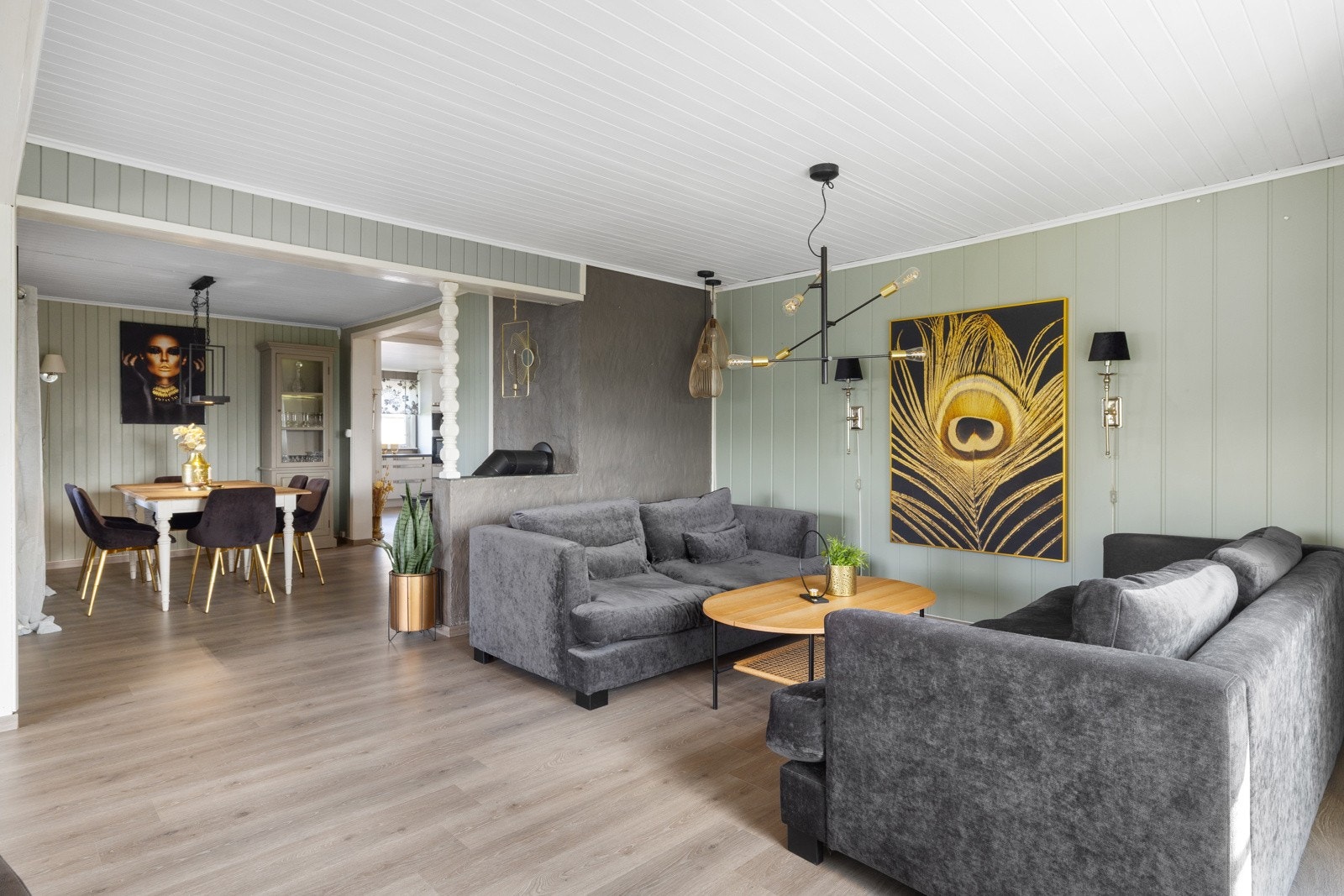 Rommene har god plass til både spisebord og sofagruppe, samt andre sittemøbler Galleribilde