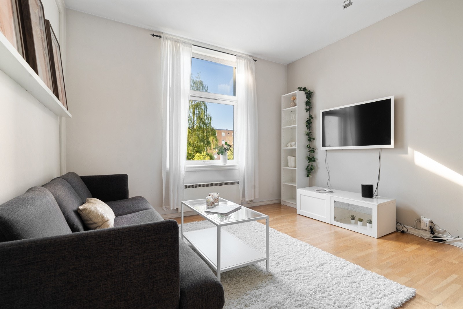 Stuen utgjør 16,2 kvm, hvor man har plass til å innrede med både sittegruppe og spisebord. Galleribilde