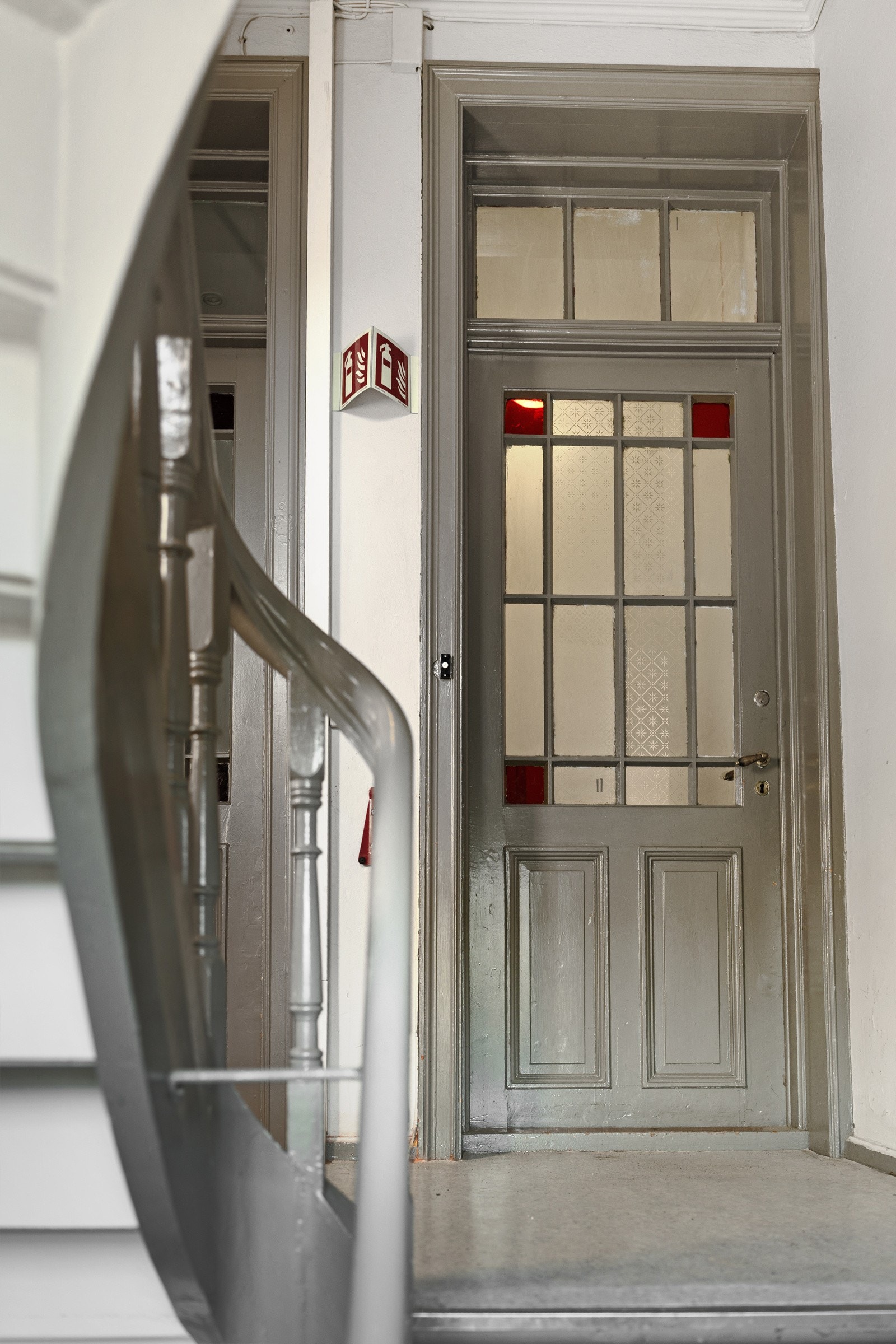 Leiligheten har en fin plassering i byggets 3. etasje, og forbi inngangsdøren kommer man inn til en innbydende entré med praktisk vinylflis på gulvet. Galleribilde